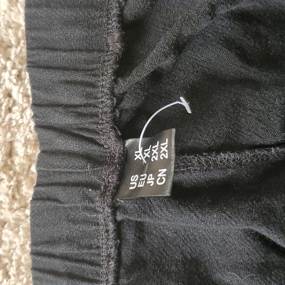 Scalloped Black Shorts - Picture 2 of 7